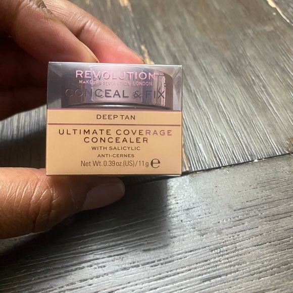 Makeup Revolution Conceal and Fix Ultimate Concealer
~Deep Tan - Picture 4 of 5